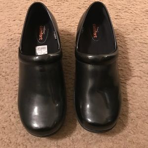 Women’s slip resistant dansko-style shoe size 9W